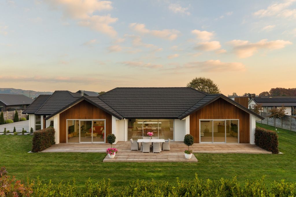 The ultimate family home. Space, light, boat shed! 5
