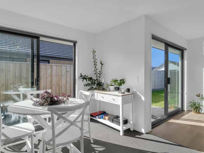 28 Higgins Street, Ravenswood