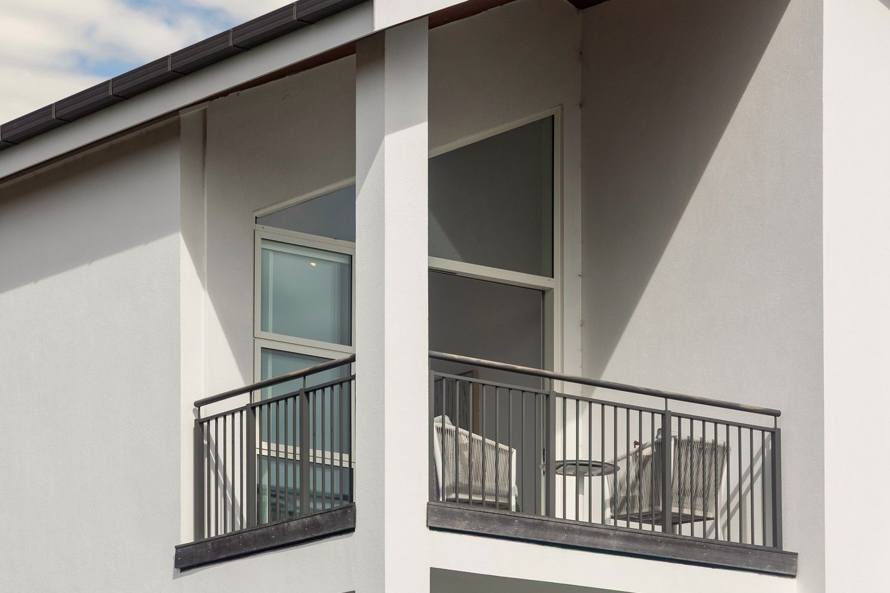 Top Floor Corner Living with Sun, Space & Style - Więcej