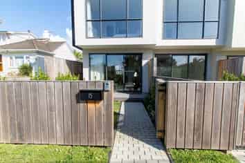 15 Wai Court, Takapuna