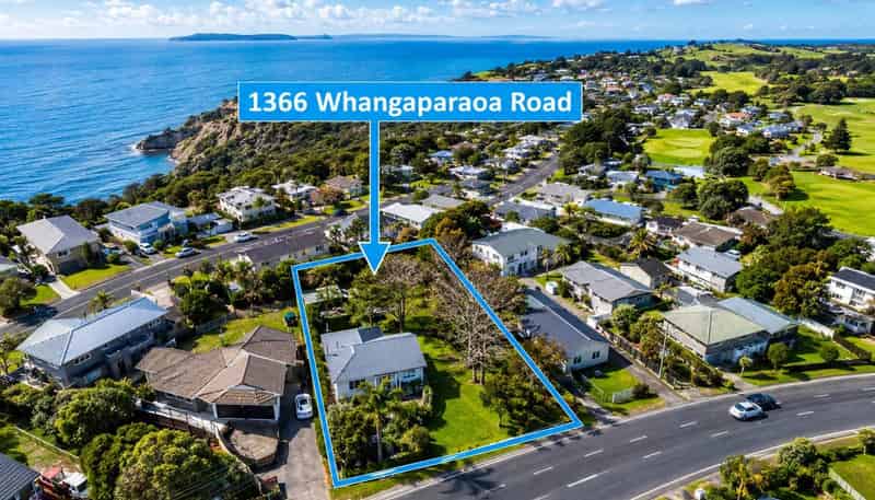 1366 Whangaparaoa Road, Army Bay