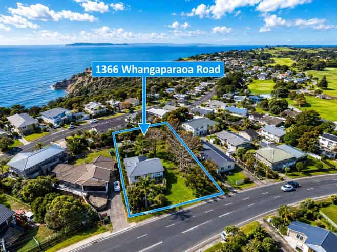 1366 Whangaparaoa Road, Army Bay