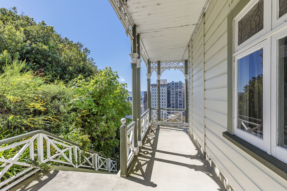 Position & Income in a Landmark Offering - Visning 3
