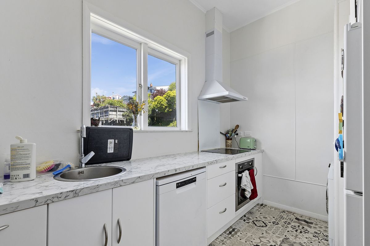 Position & Income in a Landmark Offering - Flere