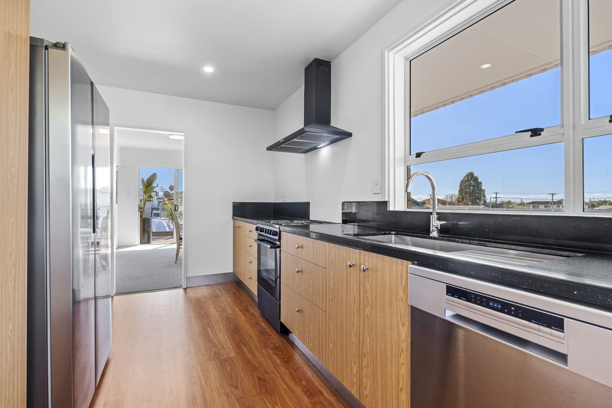 Elevated For Sun, Positioned For Convenience - Ansicht 2