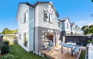 8 Roys Road, Weymouth