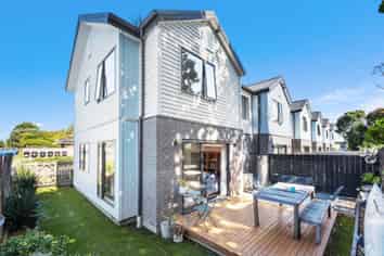8 Roys Road, Weymouth