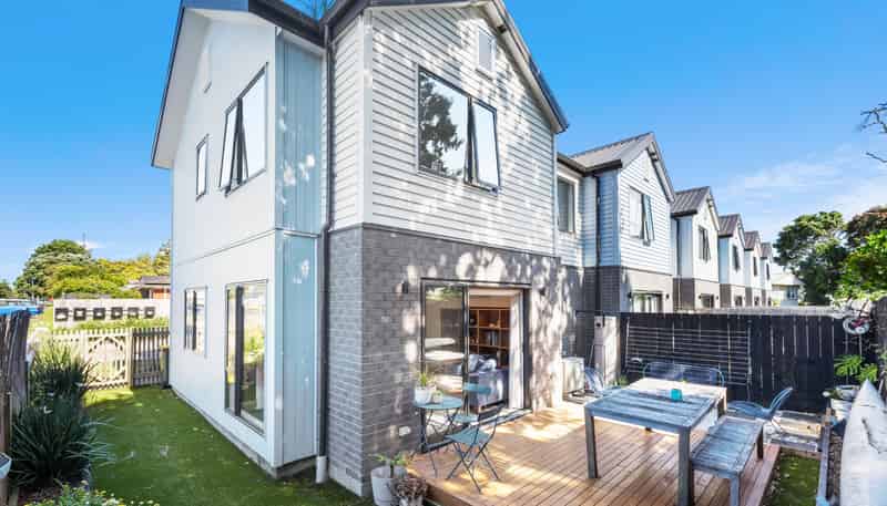 8 Roys Road, Weymouth