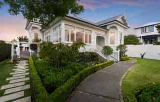 135 Western Springs Road, Western Springs