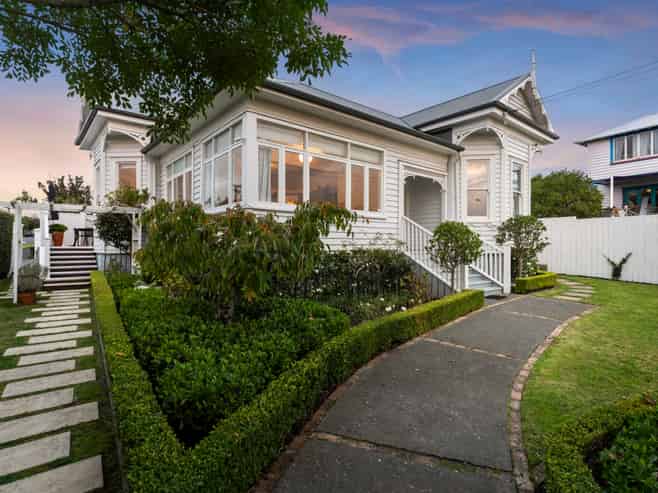 135 Western Springs Road, Western Springs