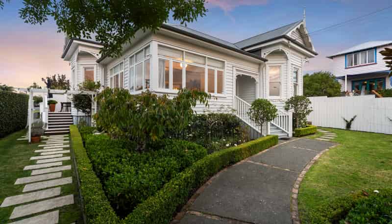 135 Western Springs Road, Western Springs