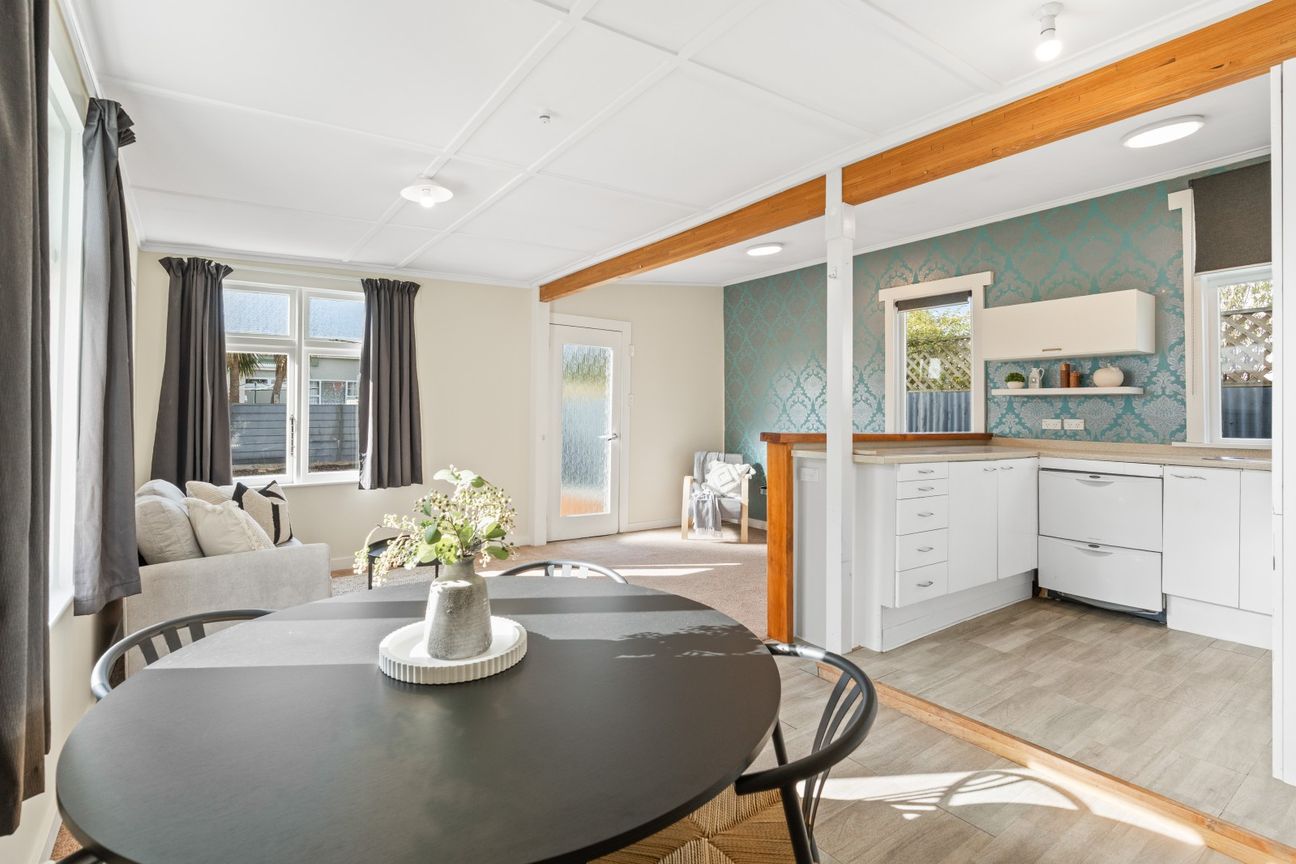 Sun-filled family home with flexible living - Vista 4
