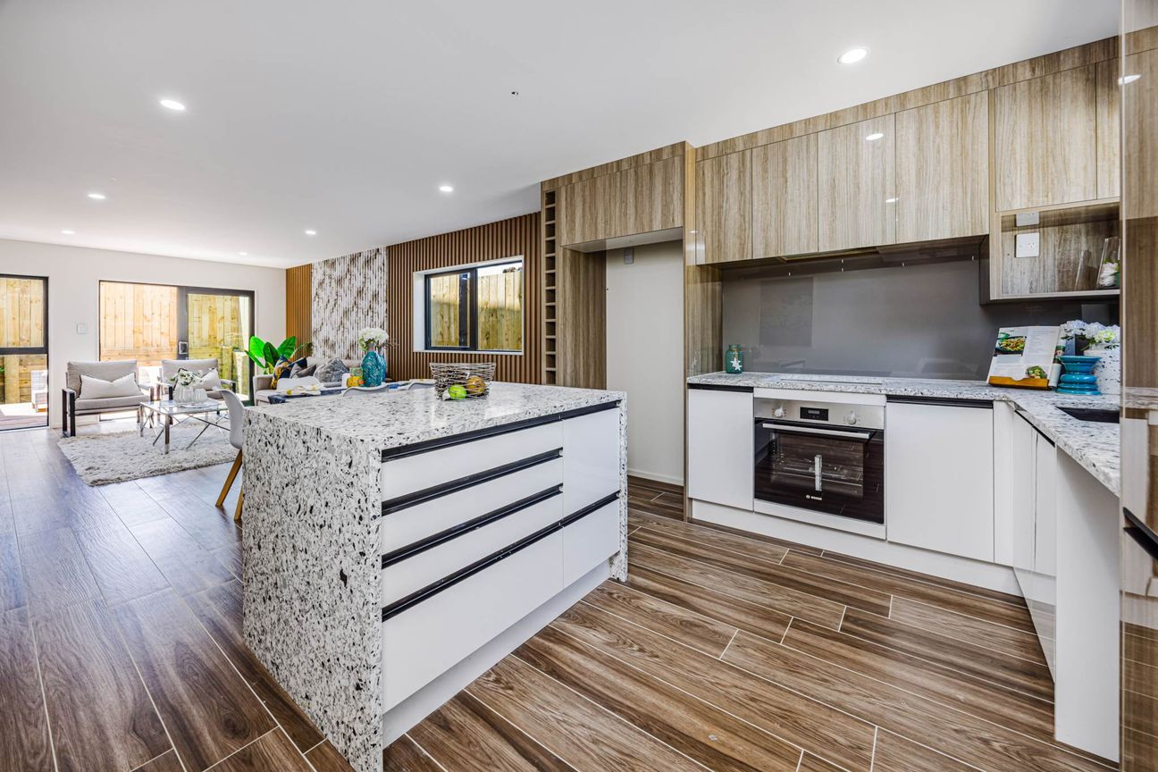 Brand-New Stand Alone Home in Prime Location - Bild 2