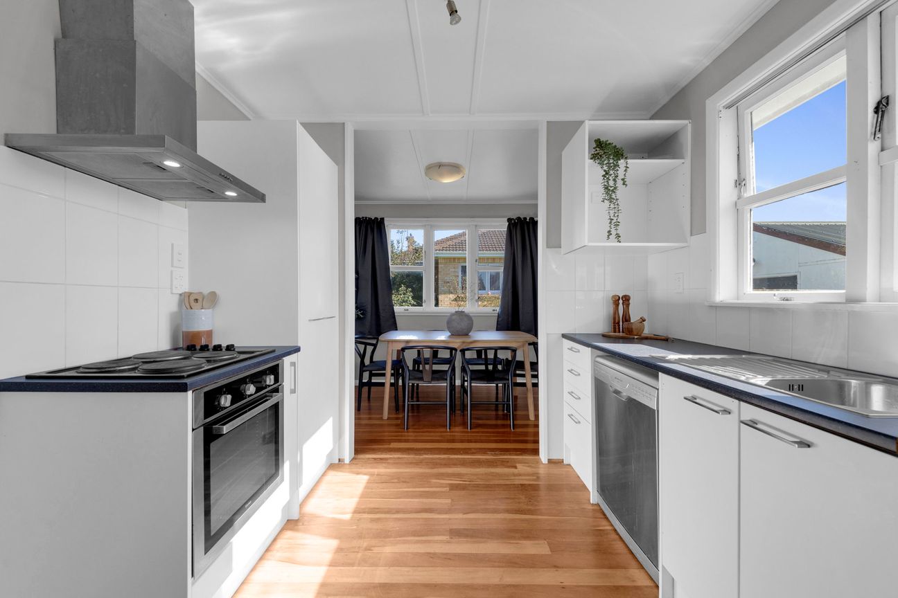 Refurbished & Freehold in Woodstock School Zone – další