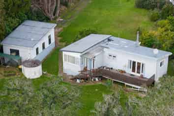 1364 Whangaparaoa Road, Army Bay