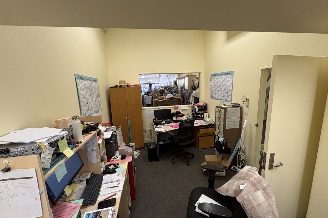 For sale, dual income retail – pohled 3