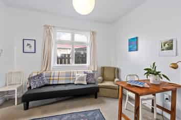 75 Apu Crescent, Lyall Bay