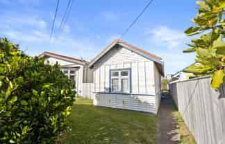 75 Apu Crescent, Lyall Bay