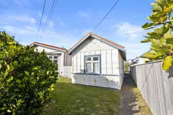 75 Apu Crescent, Lyall Bay