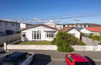 73 Apu Crescent, Lyall Bay