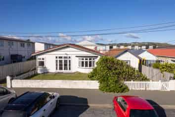 73 Apu Crescent, Lyall Bay