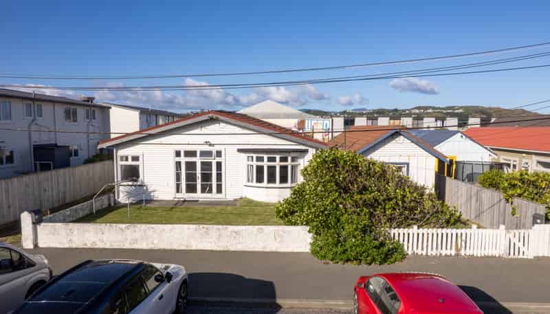 73 Apu Crescent, Lyall Bay