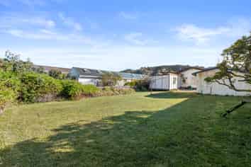 73 Apu Crescent, Lyall Bay