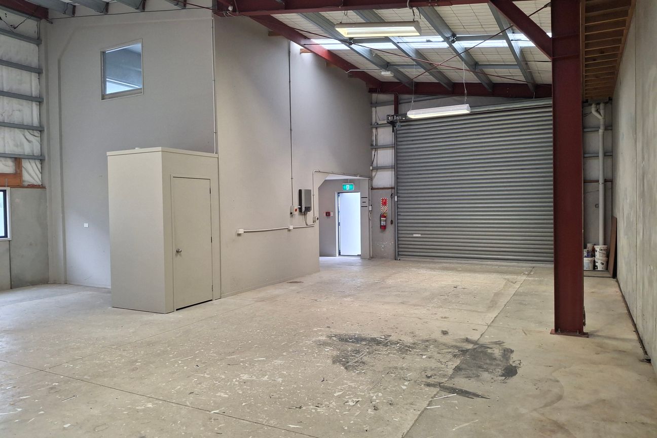Exceptional 182 sqm Road Front Industrial - Aanzicht 4