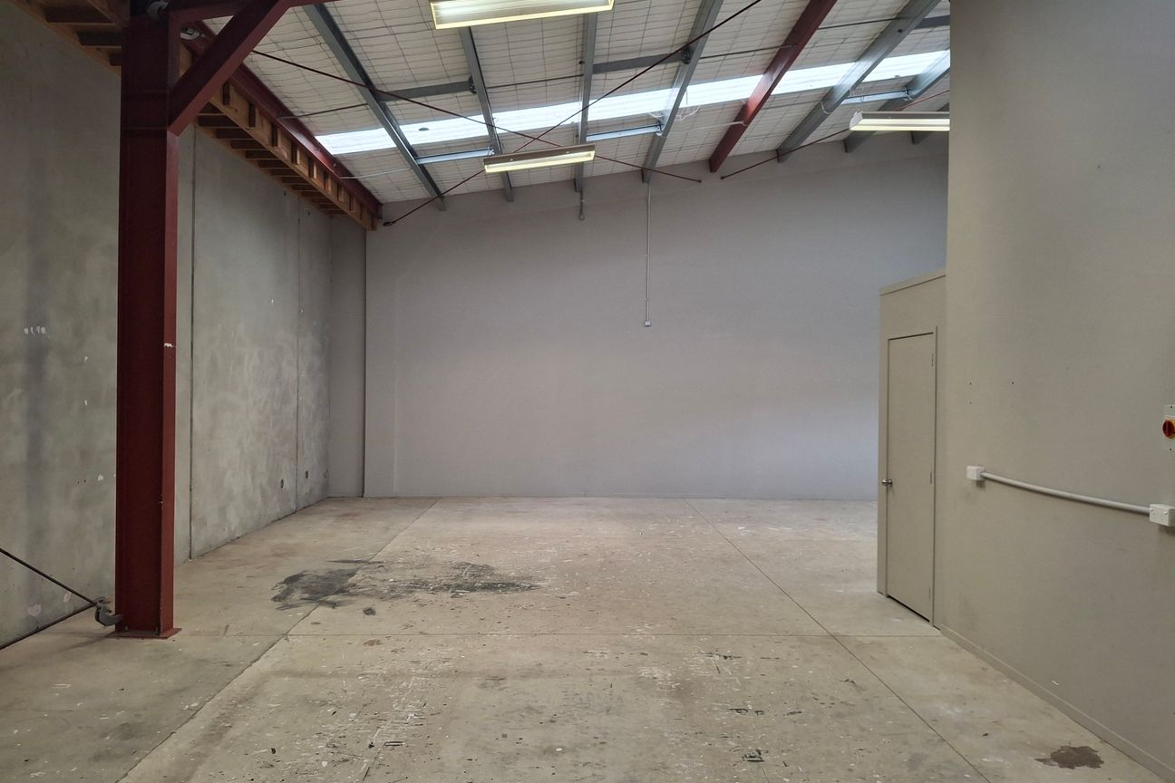 Exceptional 182 sqm Road Front Industrial - Aanzicht 2