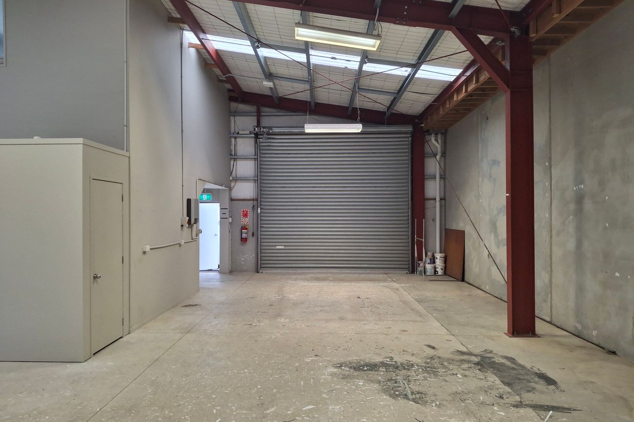 Exceptional 182 sqm Road Front Industrial - Aanzicht 3