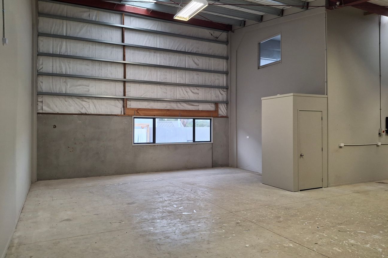 Exceptional 182 sqm Road Front Industrial - Aanzicht 5