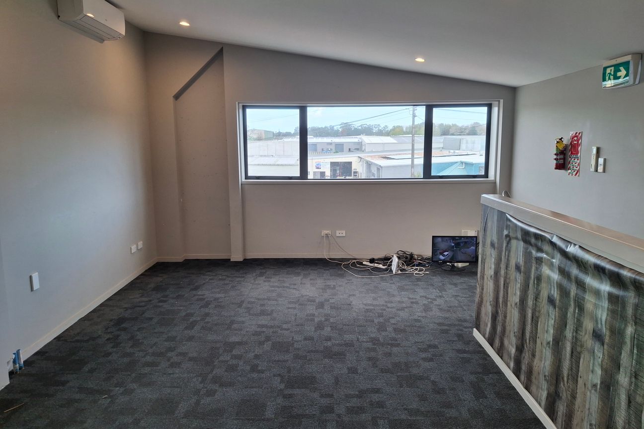 Exceptional 182 sqm Road Front Industrial - Aanzicht 6