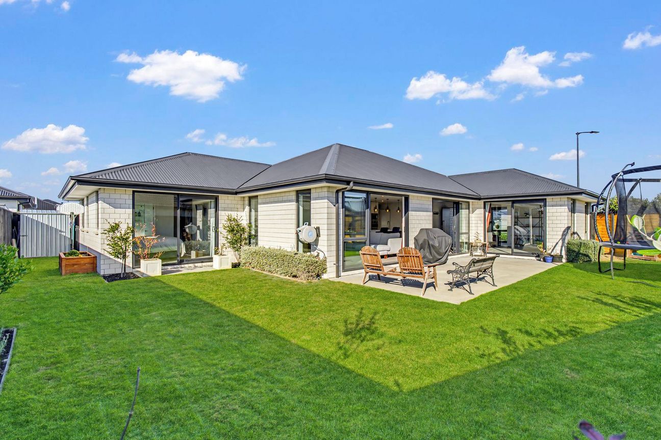 Comfort, Convenience & Triple Garaging - Ansicht 2