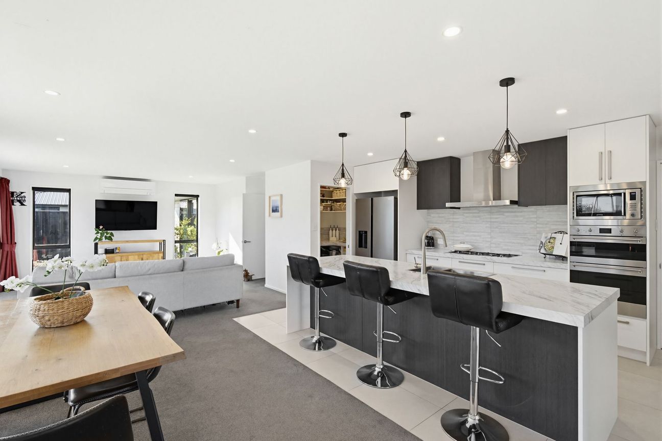 Comfort, Convenience & Triple Garaging - Ansicht 3