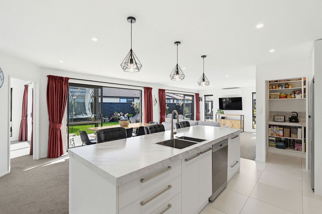 Comfort, Convenience & Triple Garaging - Ansicht 6
