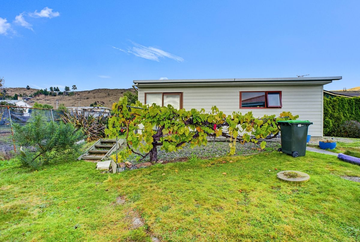 Classic 1950s Home with River Views - Widok 6