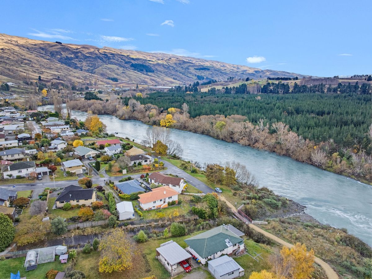 Classic 1950s Home with River Views - Widok 4