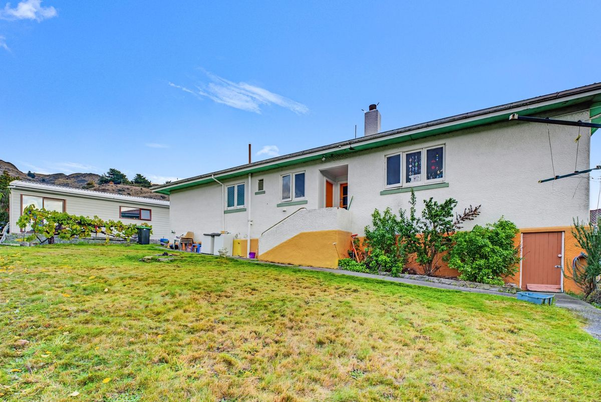 Classic 1950s Home with River Views - Widok 5