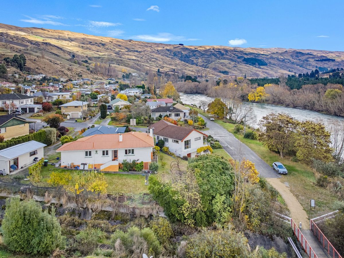 Classic 1950s Home with River Views - Widok 2
