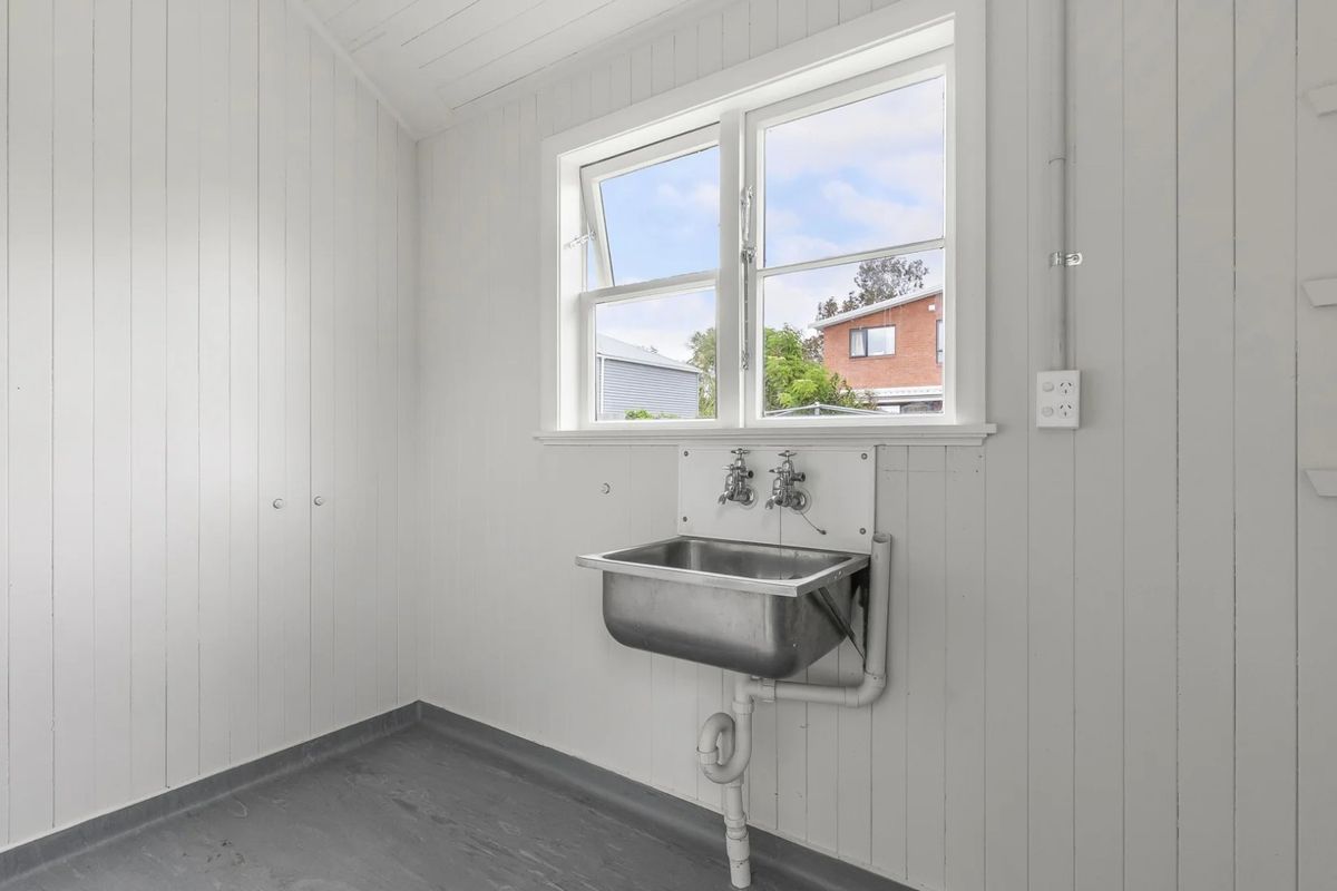 A family home with fully fenced - Widok 5