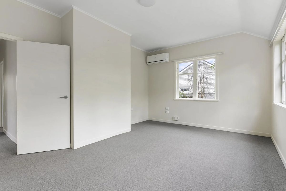 A family home with fully fenced - Widok 4
