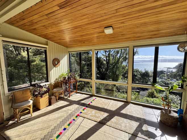 7 Huia Road, Days Bay