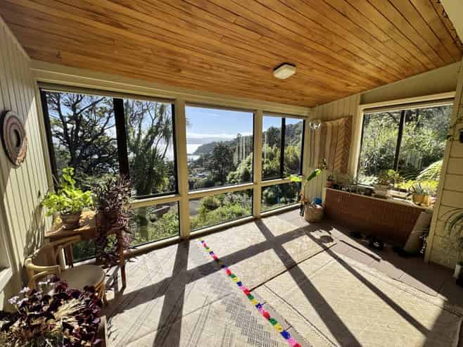 7 Huia Road, Days Bay