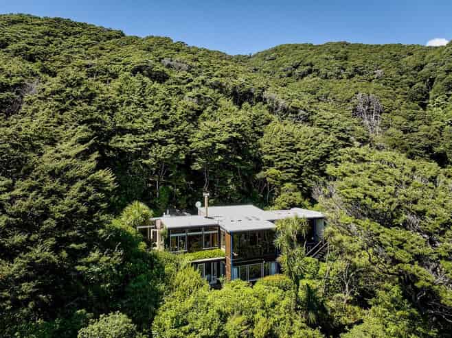 7 Huia Road, Days Bay