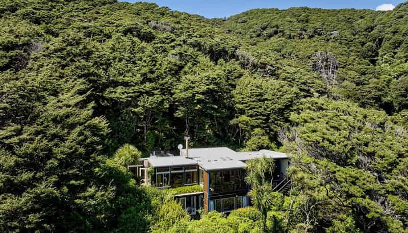 7 Huia Road, Days Bay