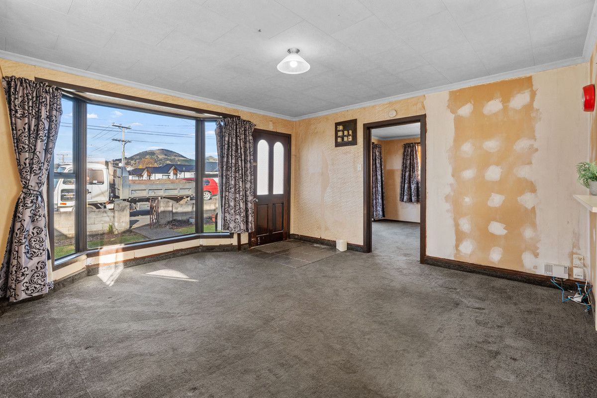 Packed With Potential And Residential 2 Zoning!!! - Więcej