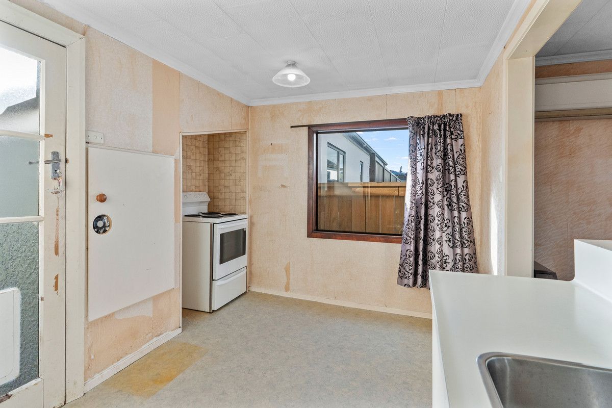 Packed With Potential And Residential 2 Zoning!!! - Widok 6