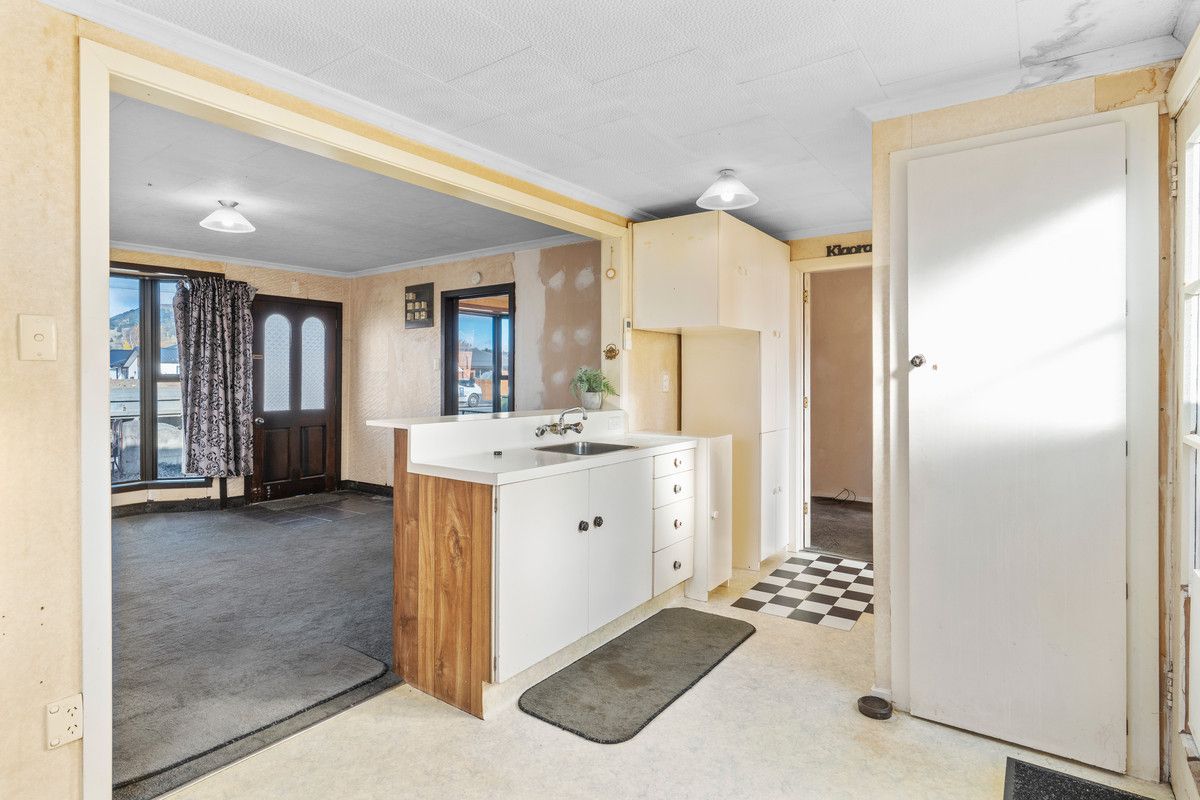 Packed With Potential And Residential 2 Zoning!!! - Widok 5