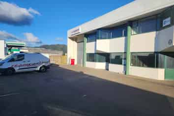 High stud warehouse in central Lower Hutt