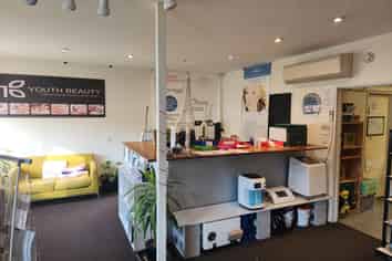 Versatile warehouse with office & showroom